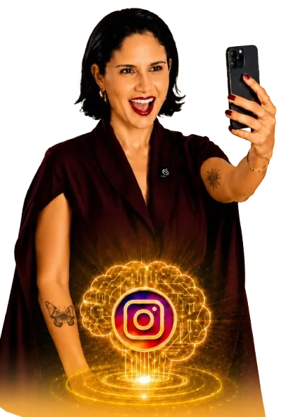 Mabi Santos sorrindo segurando o celular